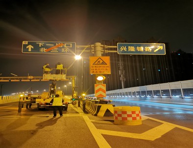 云南郑州市北三环彩虹桥交通标志牌安装现场